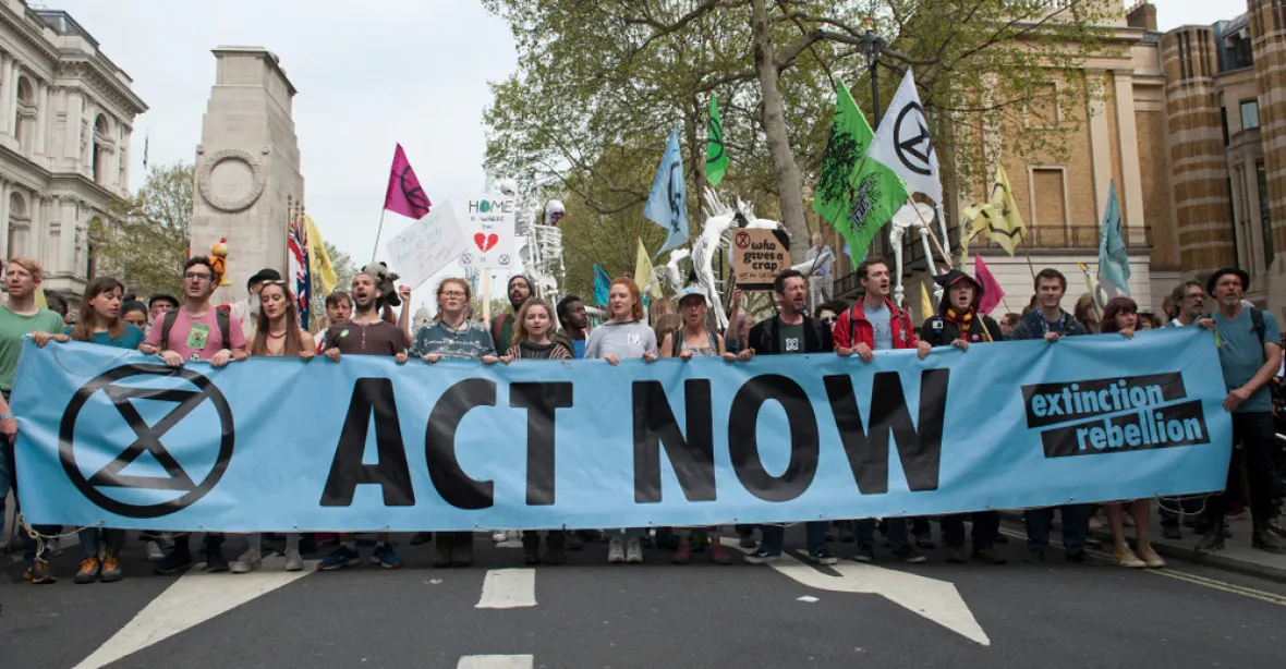 Začaly protesty klimatických aktivistů Extinction Rebellion. Policie zadržela stovky lidí