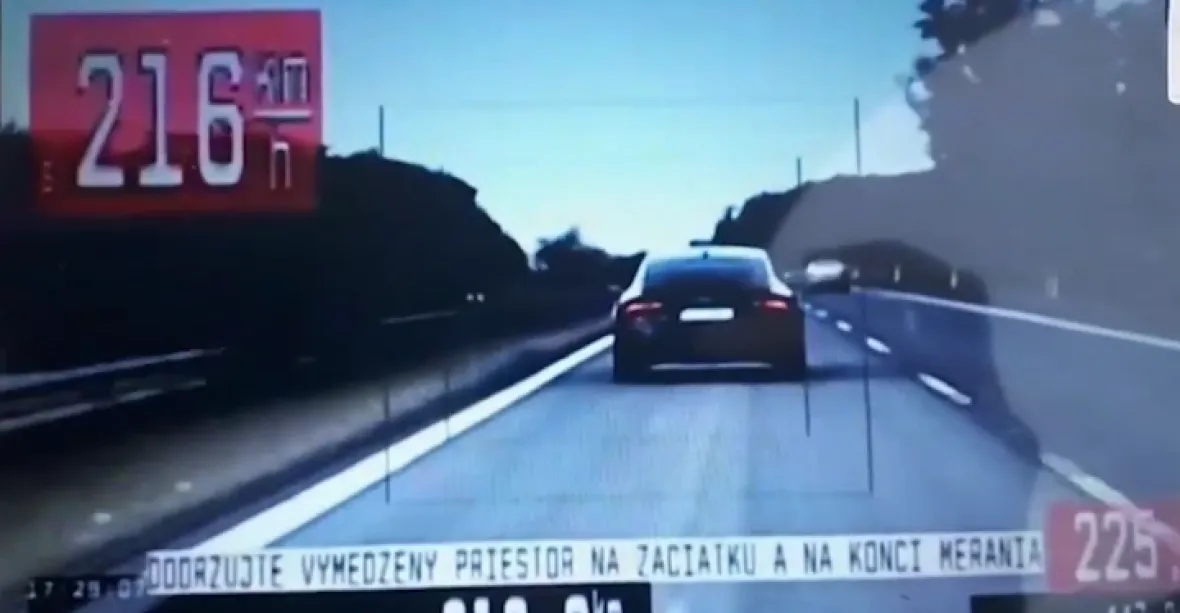 VIDEO: Honička na slovenské dálnici. Řidič s českou značkou se řítil rychlostí 244 km/hod