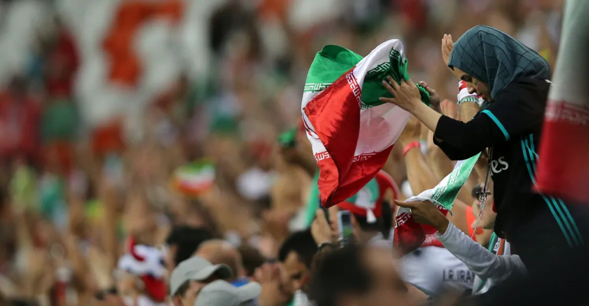 Íránské fanynky fotbalu slaví. Po 40 letech mohou opět na fotbalový stadion