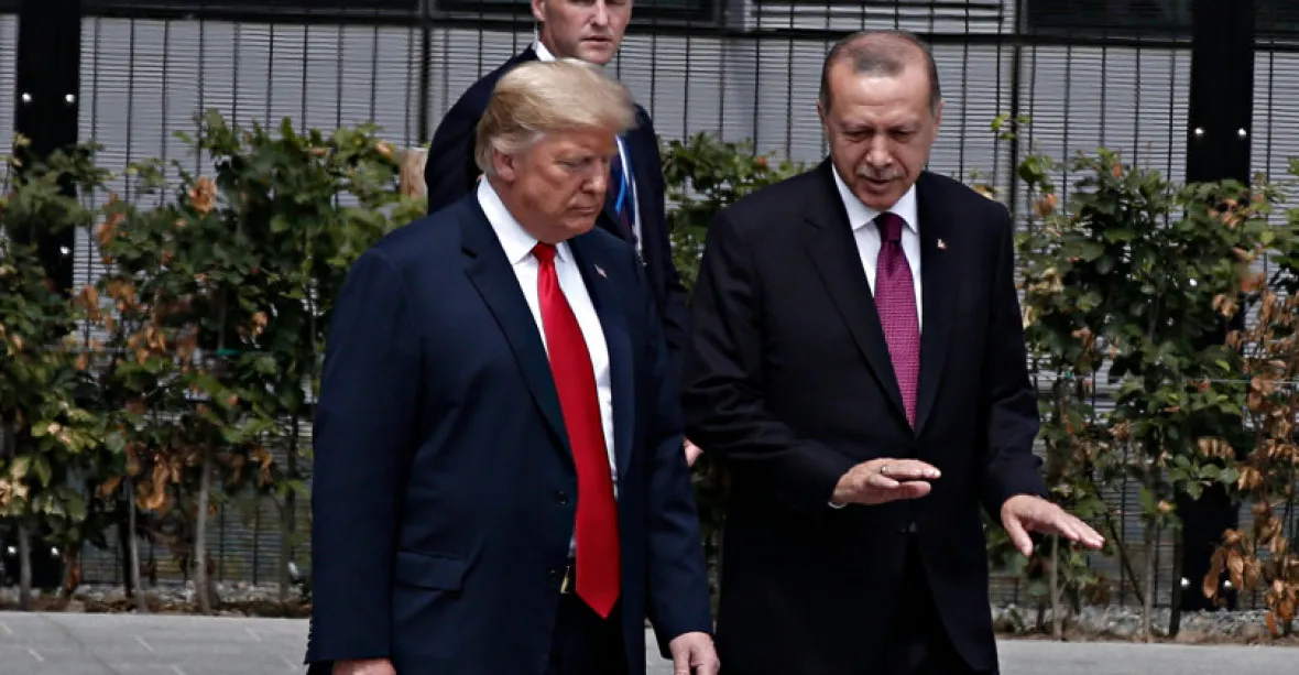 Zastavte boje, vyzval Trump Erdogana. Do Turecka vyslal viceprezidenta Pence