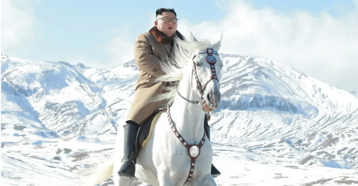 FOTO: Kim na bílém oři cválající na posvátnou horu. Dojde k obnovení jaderných testů, věští odborníci