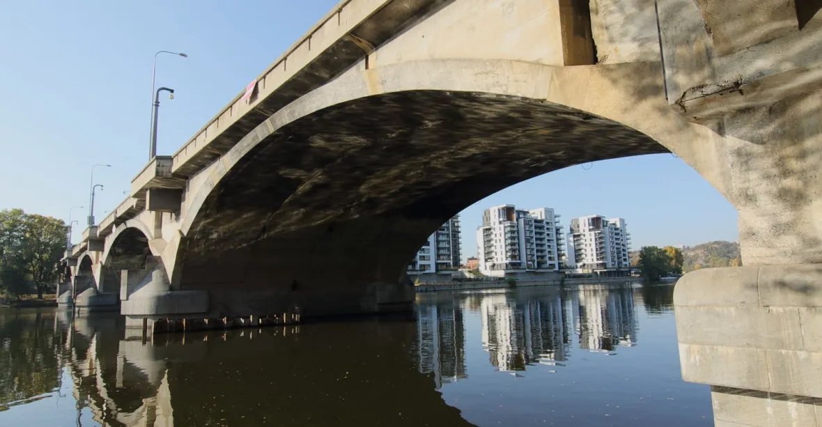 OBRAZEM: Libeňský most se na dva roky uzavře. Praze hrozí dopravní kolaps