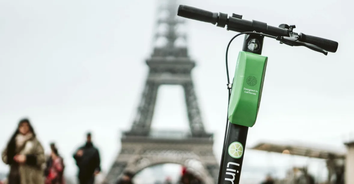 Tvrdě na jezdce na e-koloběžkách ve Francii. Omezení rychlosti, bez mobilu i sluchátek, vyšší pokuty