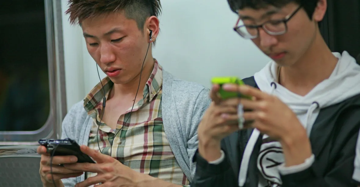Vládní odvykacích táborů kvůli mobilům. Jezdí do nich po stovkách jihokorejská mládež