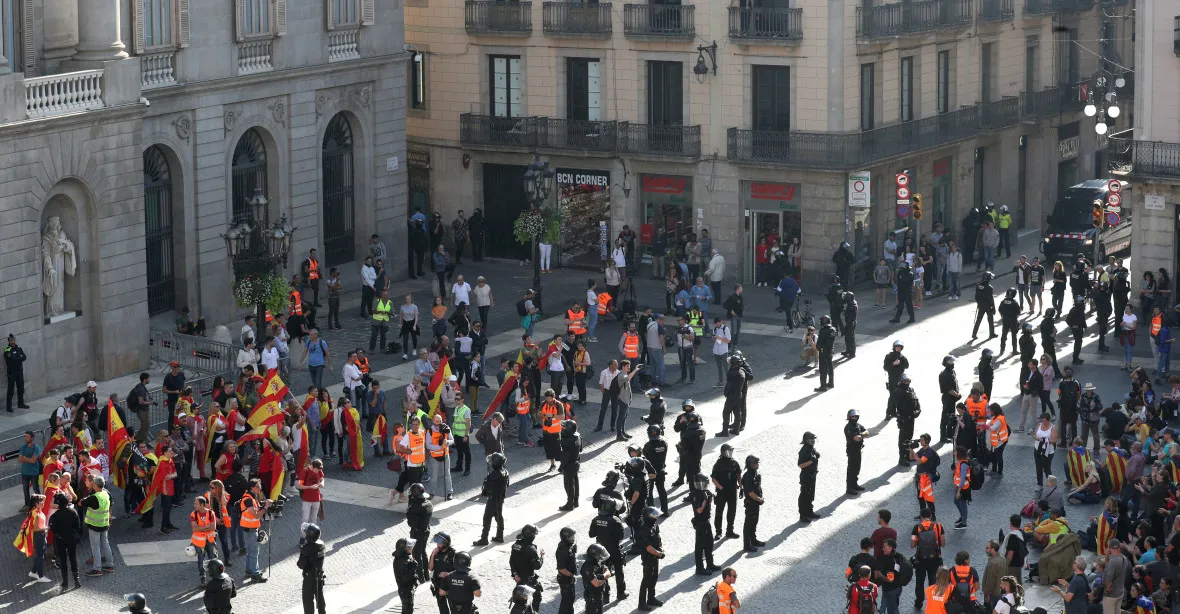 V Barceloně demonstrovaly desetitisíce za jednotné Španělsko