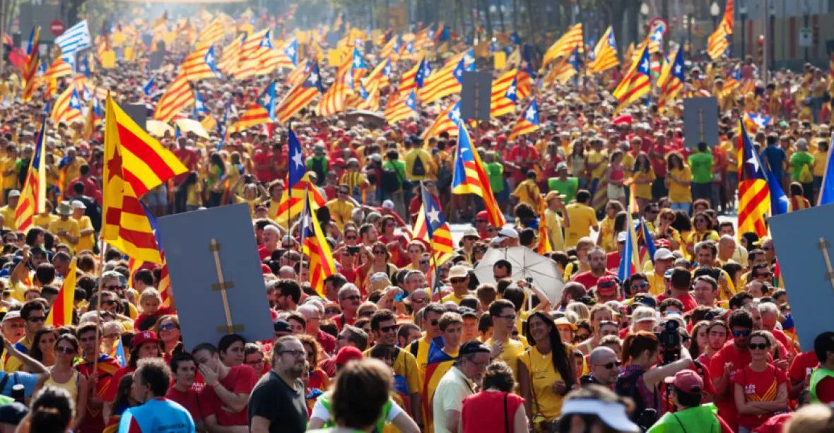 Solidarita s odsouzenými politiky. Desítky Katalánců se sami udávají kvůli referendu