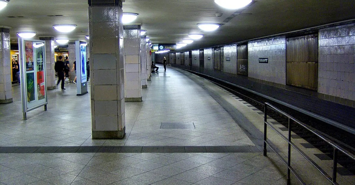 Útočníci strčili v Berlíně pod metro člověka, policie po nich pátrá