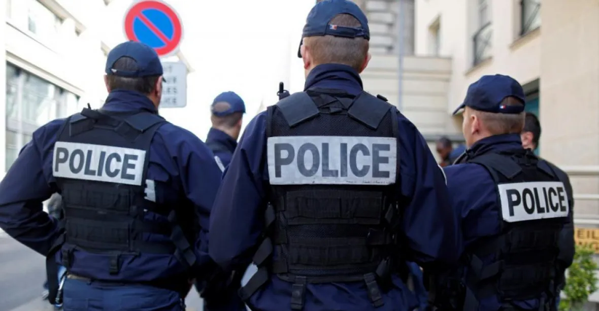 Pařížská policie je asi infiltrována džihádisty. Už sedm policistů bylo nyní odzbrojeno