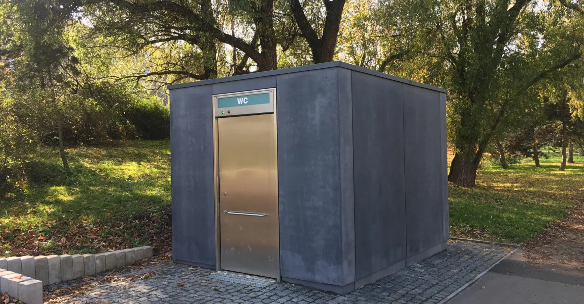 Záchod za cenu bytu. Praha 6 postavila toaletu za neuvěřitelných 3,6 milionu