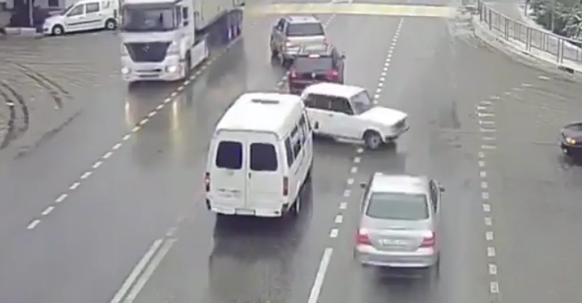 VIDEO: Bizarní nehoda v Rusku. Řidič vypadl z auta, Lada zaparkovala sama
