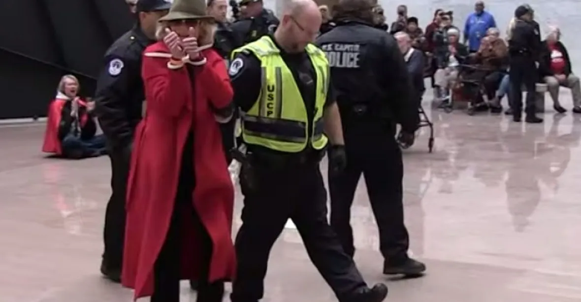Jane Fondovou už počtvrté zatkla policie. Strávila noc ve vězení