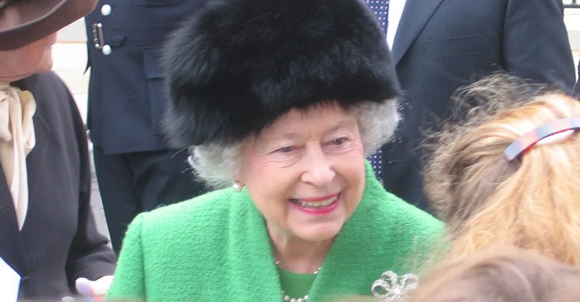 Královna Alžběta přestala nosit pravé kožešiny
