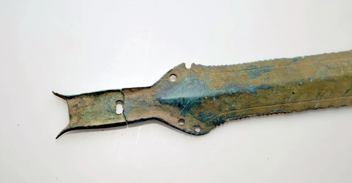 Vzácný nález v Česku: bronzový meč byl starý 3000 let. Ještě byl ostrý