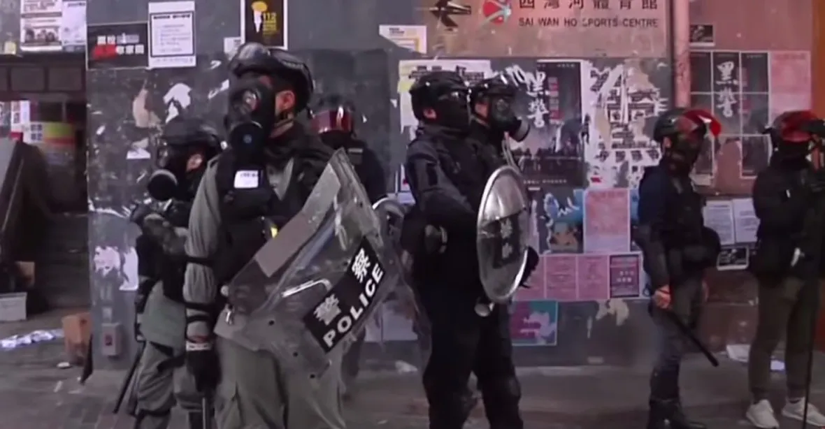Hongkongem zmítají další demonstrace. Policie střílela ostrými náboji