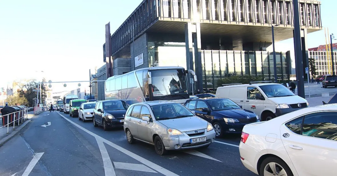 Doprava v Praze kolabuje. Experiment s uzavřením části centra přeplnil ulice jinde