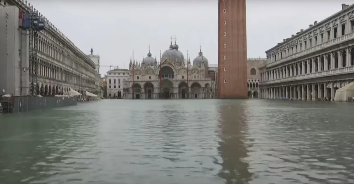 VIDEO: Povodeň paralyzovala Benátky. Zavřeno je náměstí sv Marka, nejezdí ani MHD