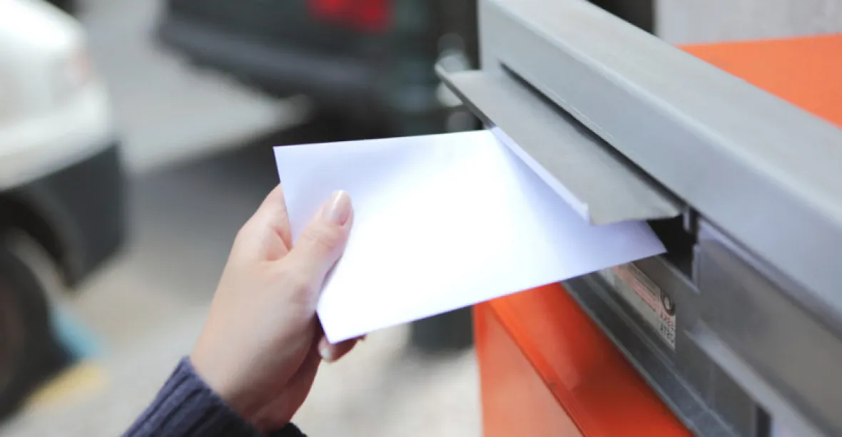 Česká pošta mění doručování dopisů. Komu postačí, že psaní nedorazí druhý den, ušetří