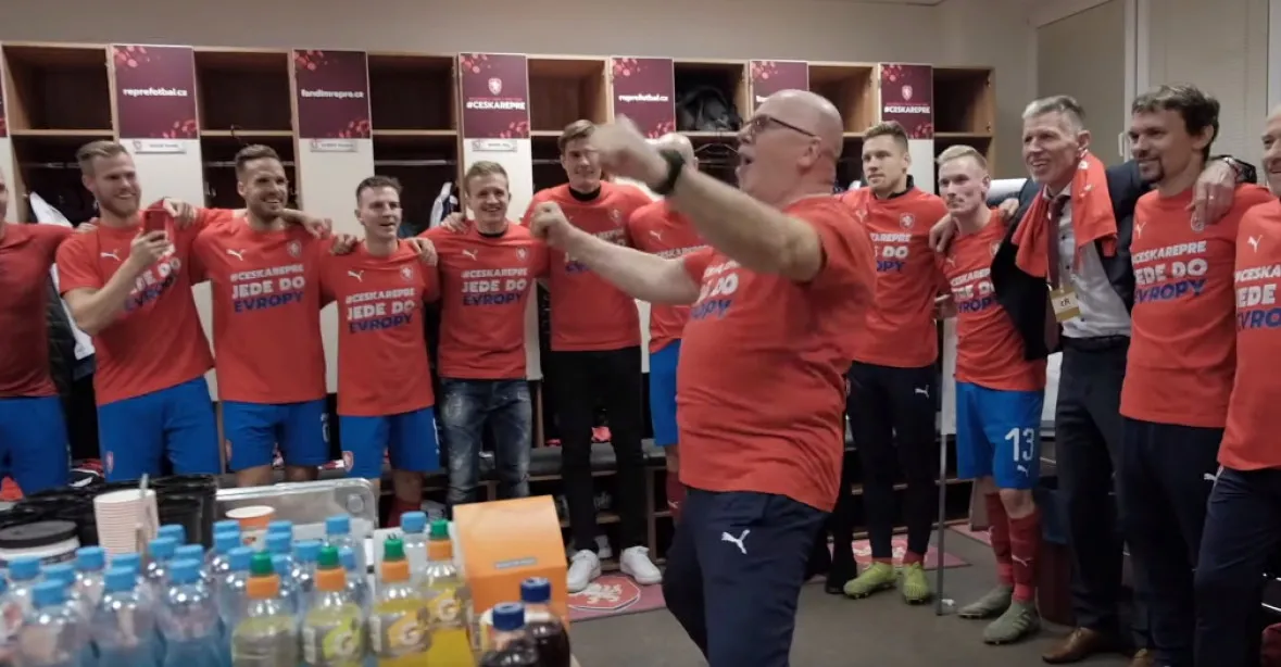 Národní fotbalový tým slavil s vítězným tričkem, na němž je mapa Evropy bez Kosova