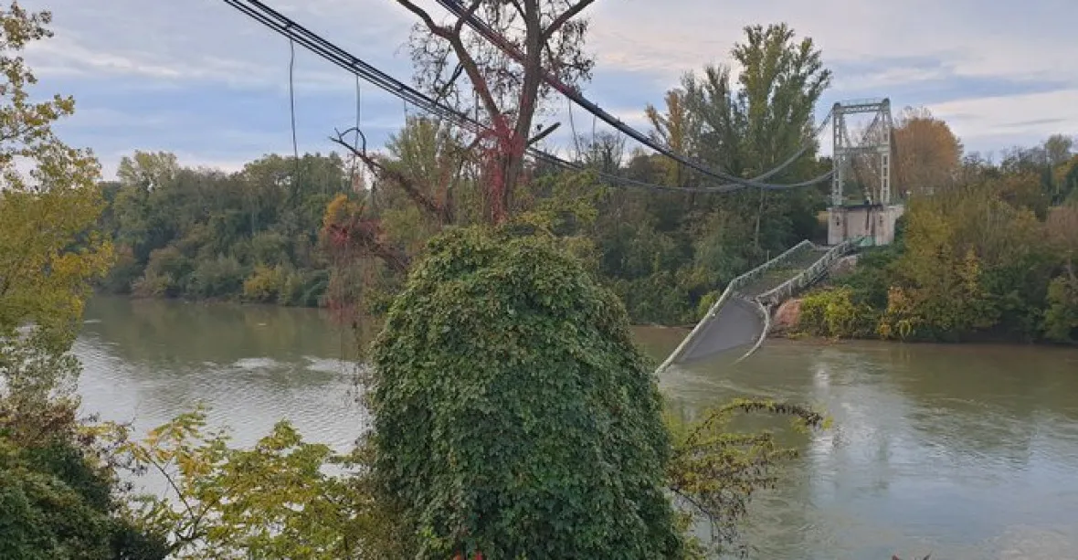 U Toulouse spadl pod tíhou kamionu most, minimálně jeden člověk nepřežil