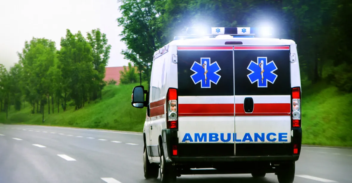 18letý řidič spadl s autem z mostu do kolejiště, zastavil vlaky v Plzni