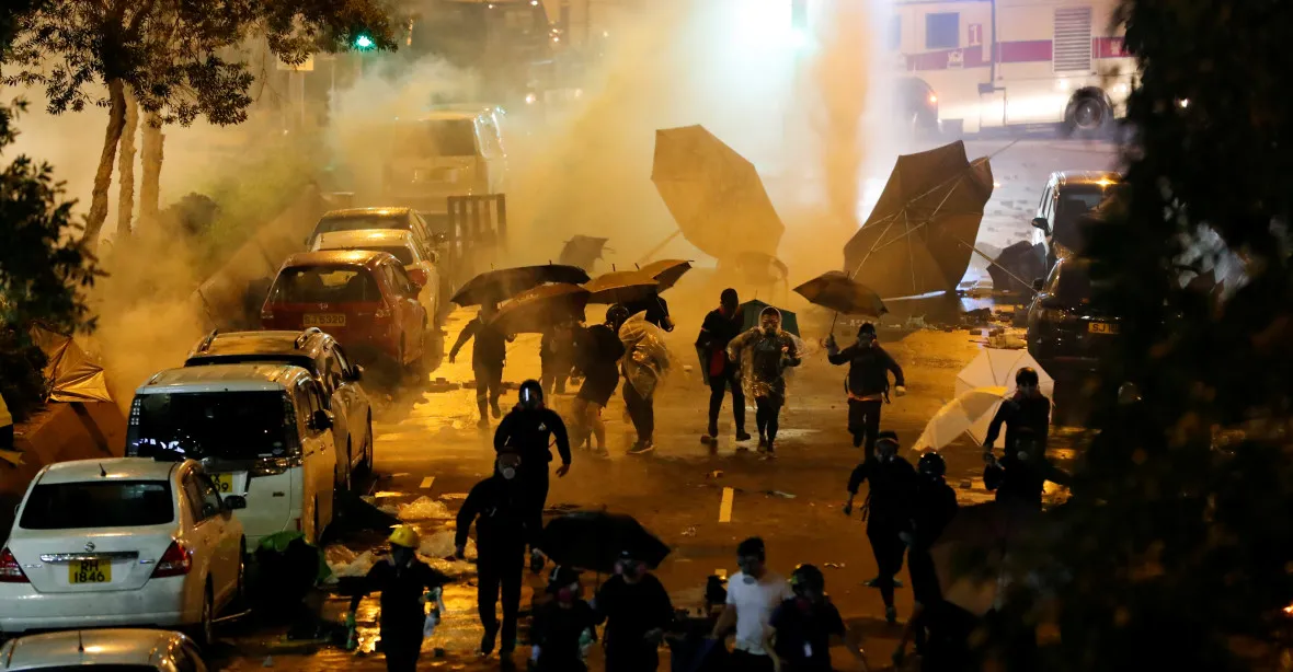EU se bojí dalších střetů v Hongkongu, Petříček mluví o „šokujícím násilí“