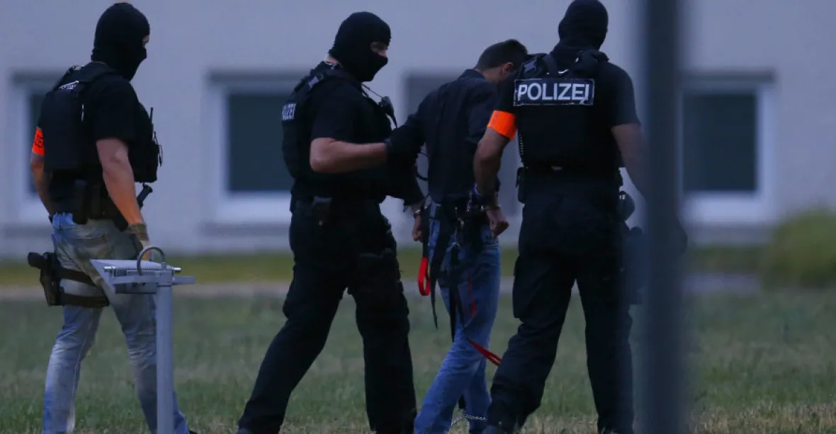 Německá policie hledá svědky, kteří viděli převaděče migrantů u hranic s Českem