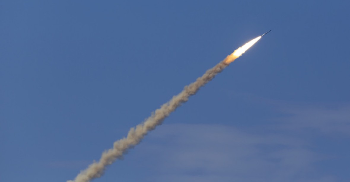 Odvetné izraelské rakety zasáhly cíle v Sýrii, podle agentury SANA zemřeli dva lidé