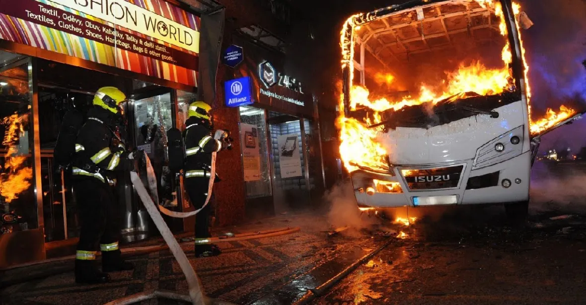 FOTOGALERIE: Drama v centru Prahy. Na Poříčí v noci shořel autobus