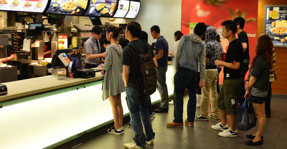 Zaměstnanci žalují McDonald’s. Snížili jste přepážky, zákazníci nás můžou napadnout, zlobí se