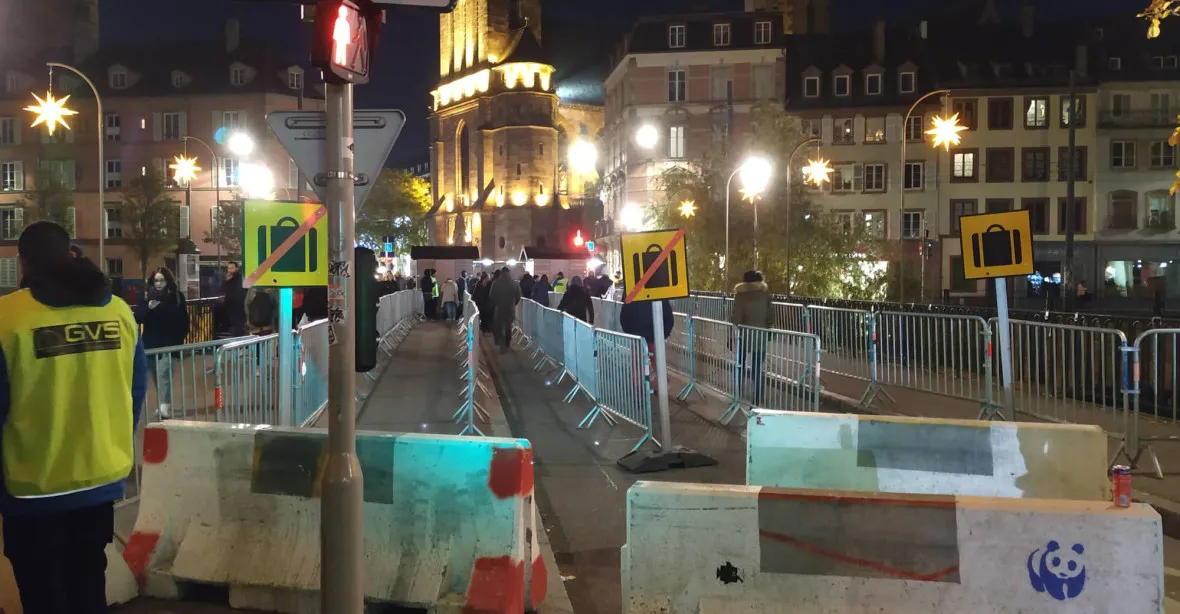 Stovky policistů, zábrany, šacování. Štrasburk po teroru opevňuje vánoční trhy