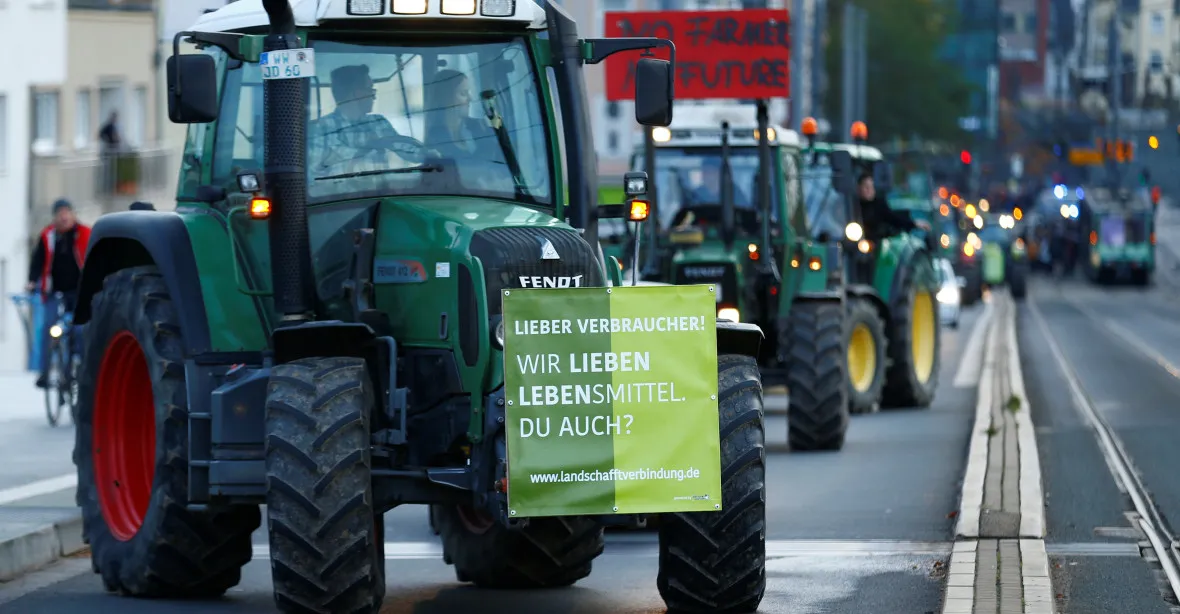 Tisíce naštvaných zemědělců blokují traktory německé silnice. Žádají po Berlínu lepší podmínky