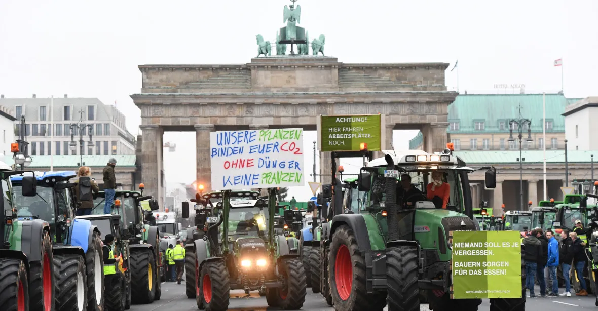 Zemědělci ve varu. Tisíce traktorů obsadily Berlín, kolony míří i na Paříž