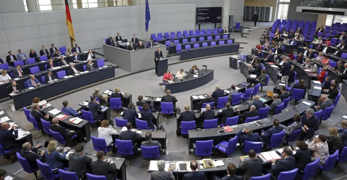 Německý parlament zkrátí svá zasedání, aby nekolabovali poslanci