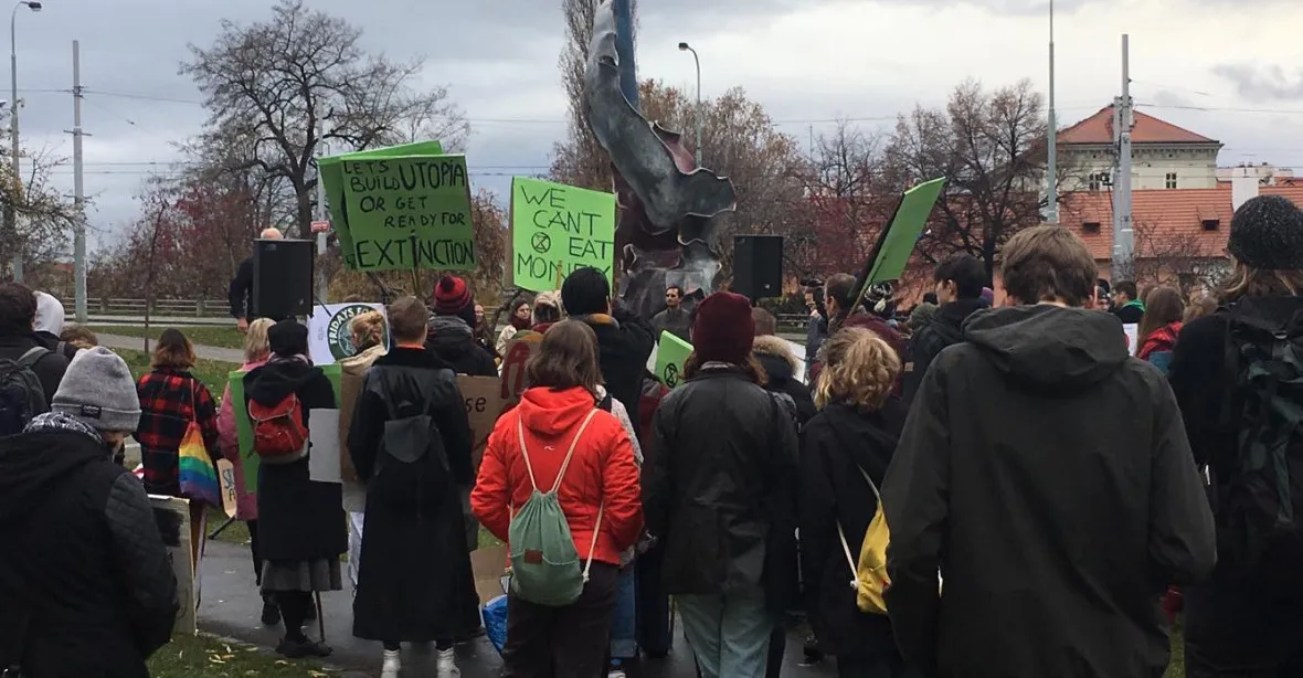 Čtvrtý celosvětový protest za klima: v Praze se zapojila asi jen stovka lidí