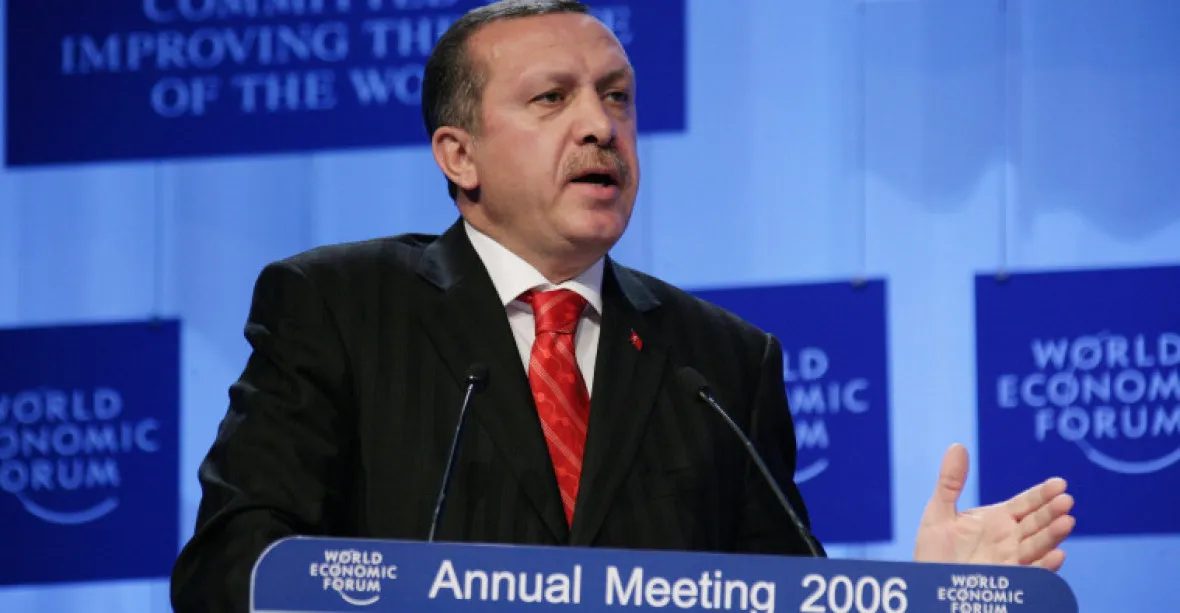 Erdogan: Macron by se měl nechat vyšetřit, zda není sám ve stavu mozkové smrti