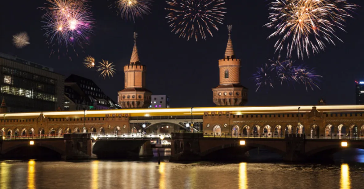 Varování úřadů. Berlín doporučuje na Silvestra „mazlení místo bouchání“