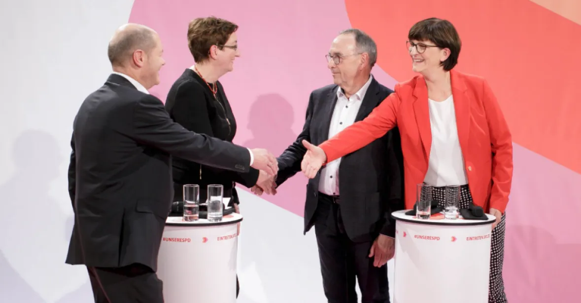 Strana Helmuta Schmidta a Gerharda Schrödera se radikalizuje doleva