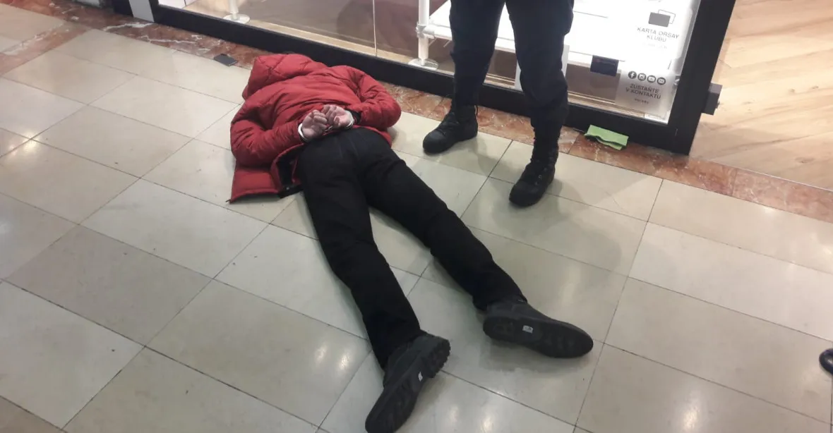 V obchodním centru v Praze pobodali čtyřicetiletého muže