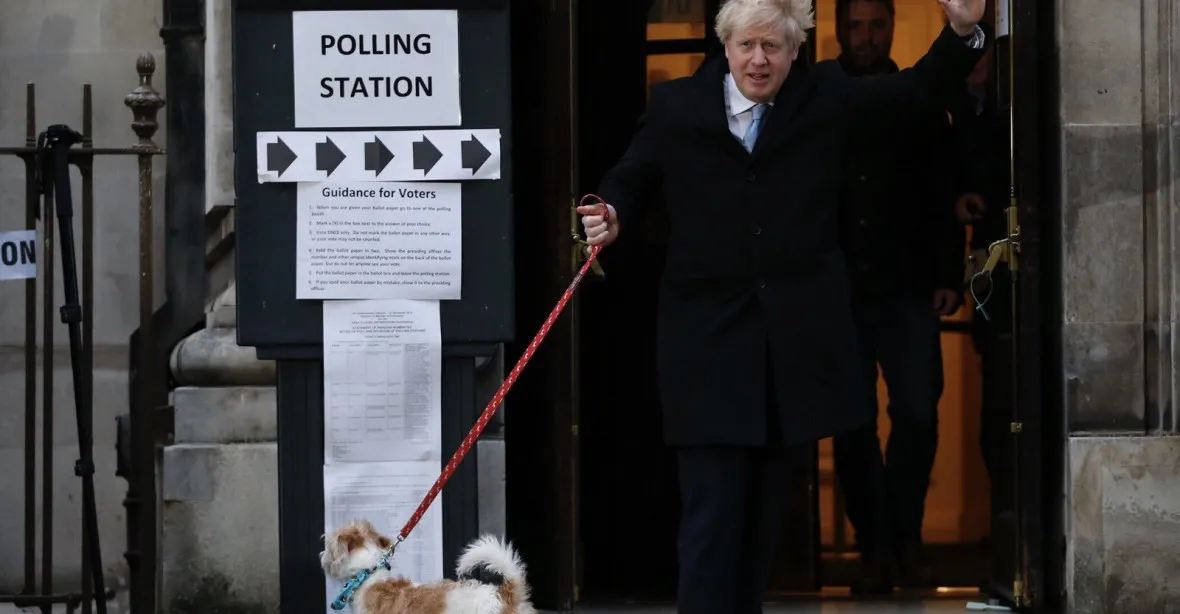 Předčasné volby v Británii: Řada politiků už má odvoleno, vyvenčit psa byl už i Johnson