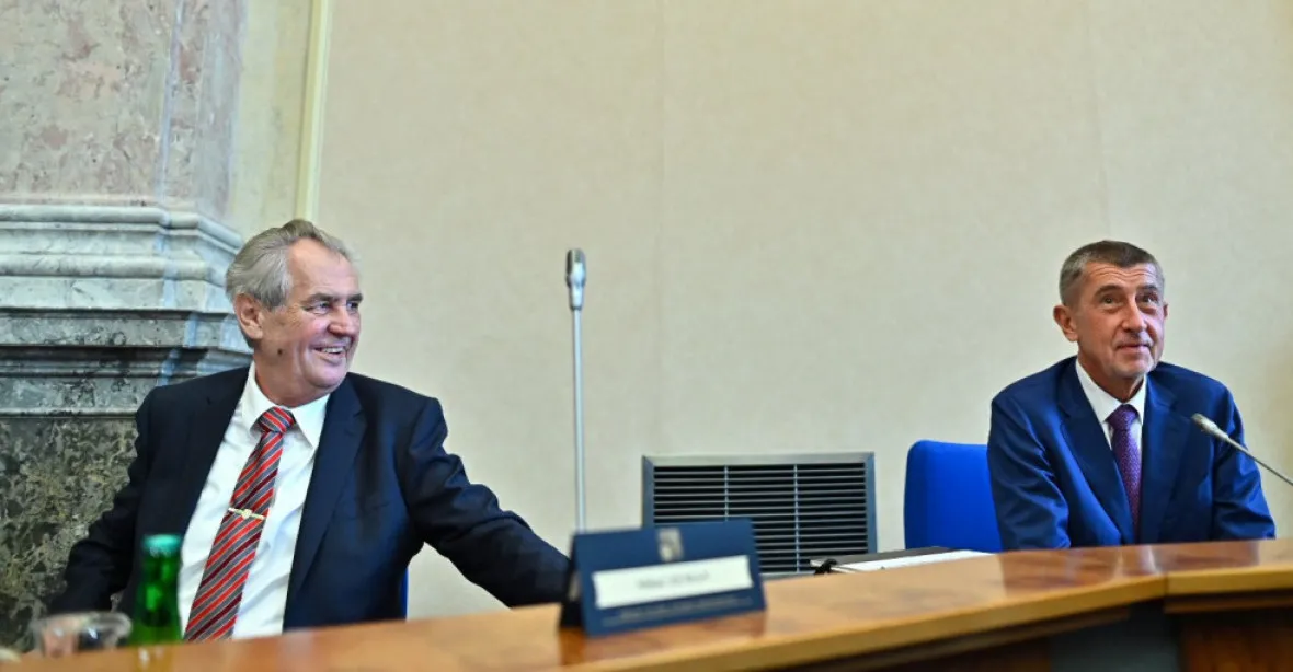 Prezident Zeman podepsal státní rozpočet se schodkem 40 miliard korun