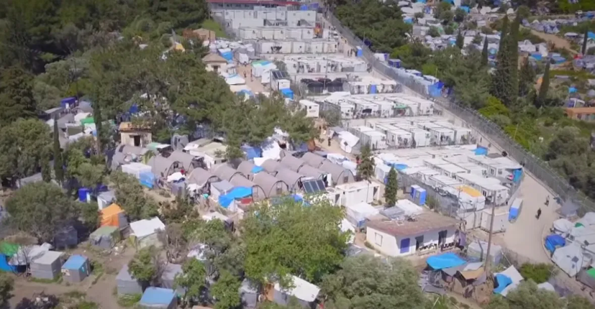 Výtržnosti v přeplněném řeckém táboře pro utečence. Policie zasahovala slzným plynem