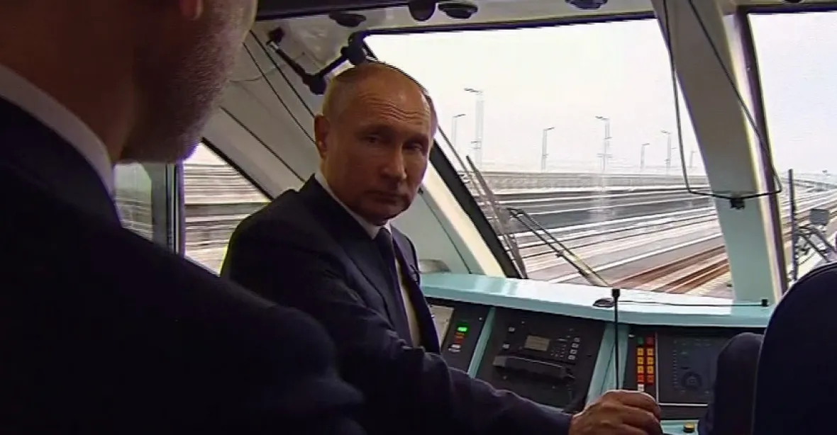 „Strojvedoucí“ Putin. Ruský prezident zahájil železniční dopravu mezi Ruskem a Krymem