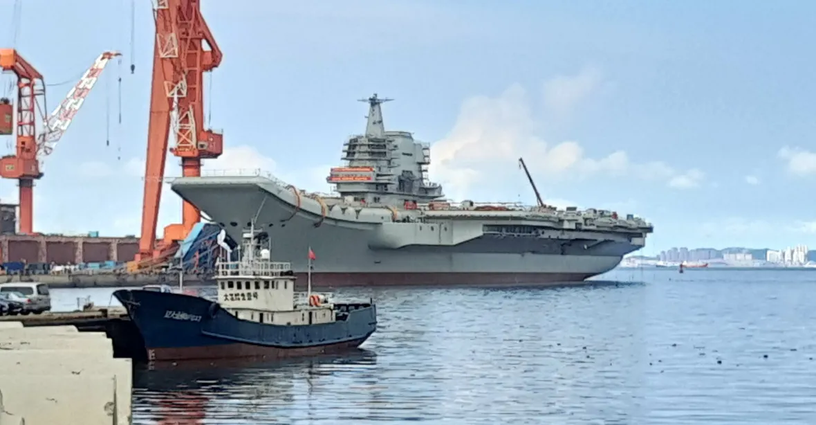 Čína demonstruje sílu, před volbami vyslala do Tchajwanské úžiny novou letadlovou loď