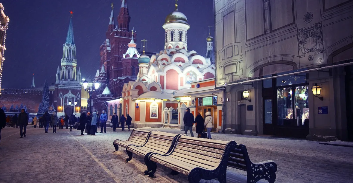 V Moskvě chybí sníh, radnice jej proto nechala do centra dovézt
