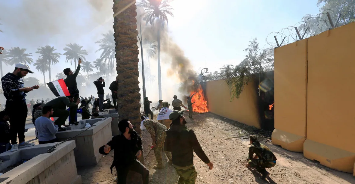 Drama u ambasády: USA po prolomení brány evakuovaly velvyslanectví v Bagdádu