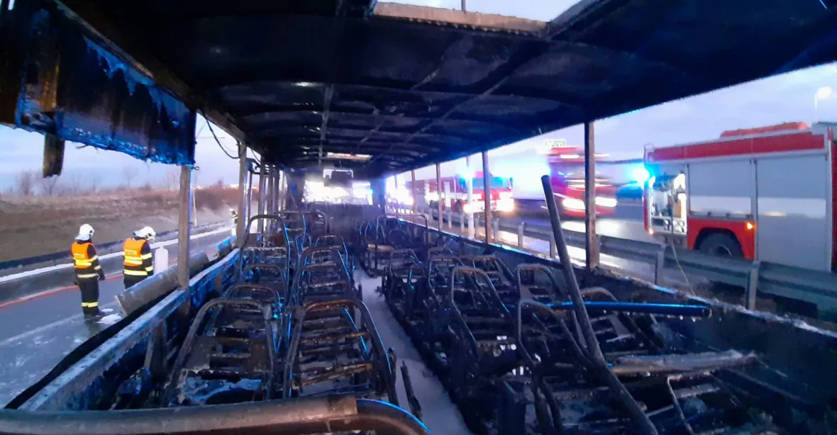 U dálnice D1 u Prahy shořel linkový autobus, cestující stihli vystoupit