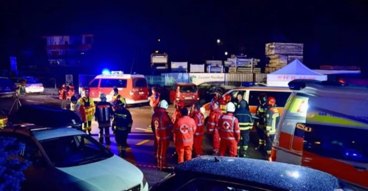 Šest mrtvých, 11 zraněných. Do skupiny mladých Němců se vřítilo auto