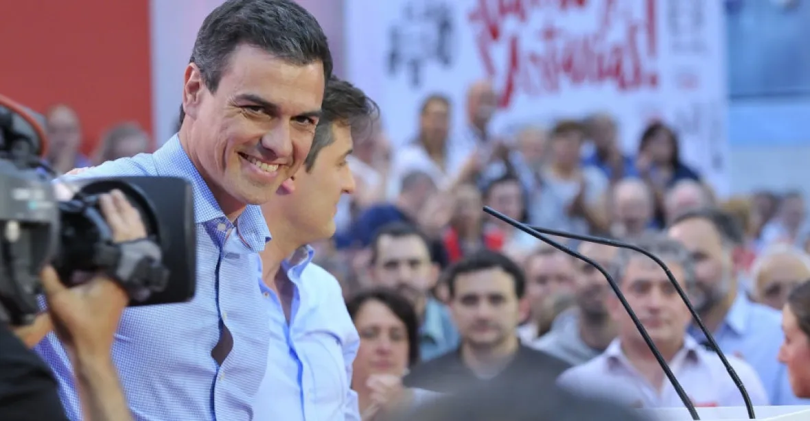 První koaliční vláda od pádu frankismu. Španělský premiér Sánchez dostal důvěru