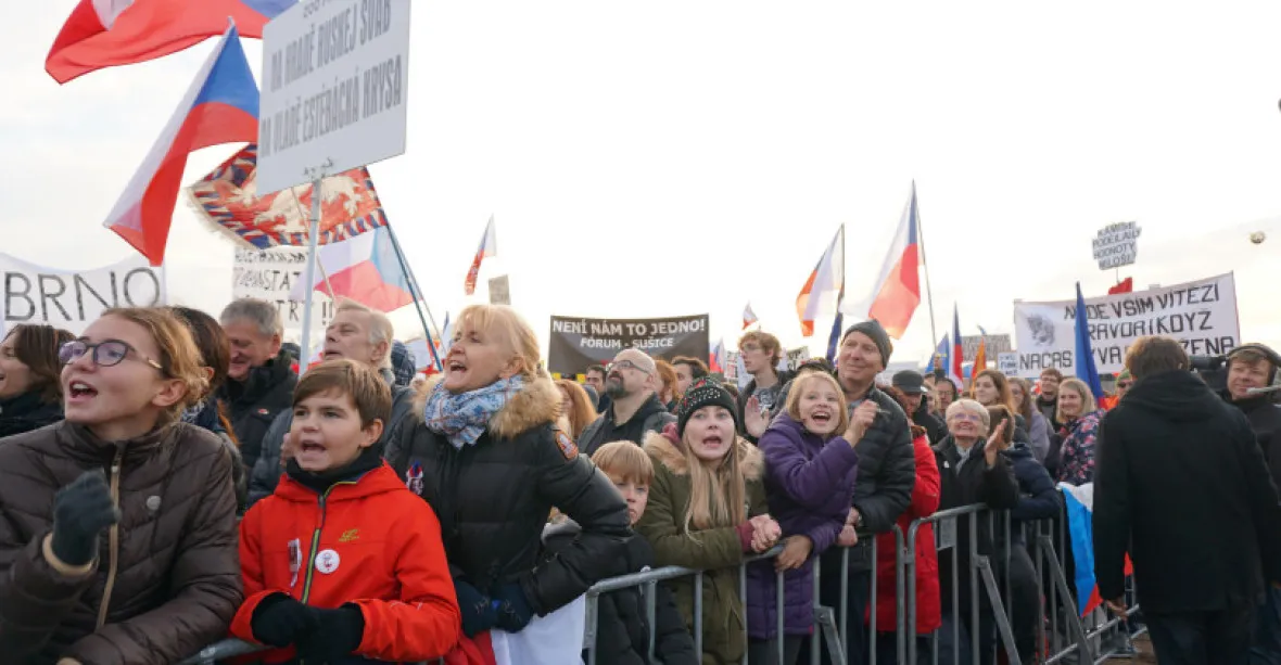 Německý autoklub varoval turisty před demonstracemi proti Babišovi v Česku. Pak to stáhl