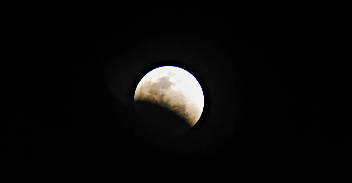 Češi budou moci večer spatřit polostínové zatmění Měsíce